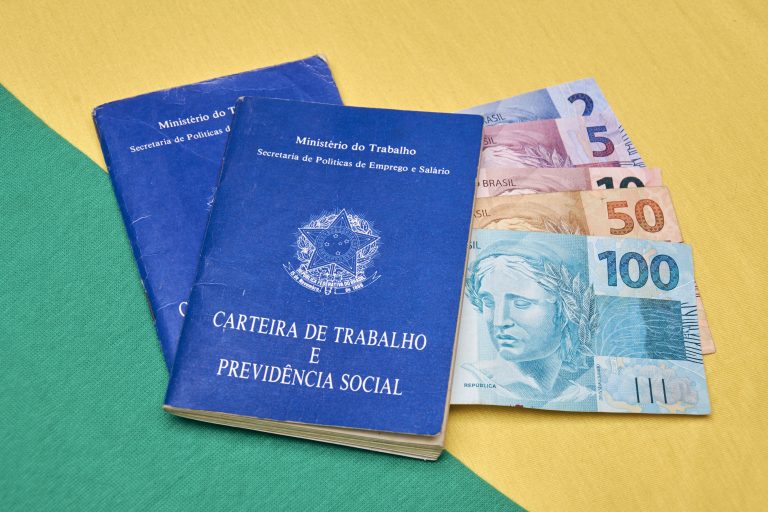 carteiras de trabalho e cédulas de dinheiro