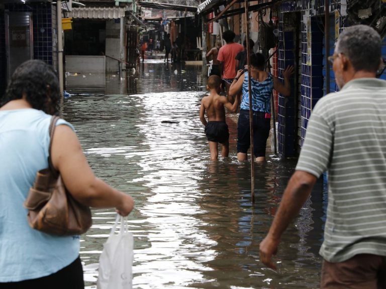 Cidades - catástrofe - enchente - Moradores e comerciantes da comunidade de Rio das Pedras, zona oeste da cidade, sofrem com alagamentos devido às chuvas intensas que causaram estragos em vários pontos do Estado do Rio de Janeiro.