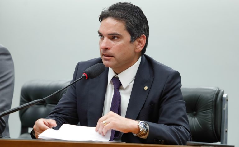 Deputado Murilo Galdino em reunião de comissão