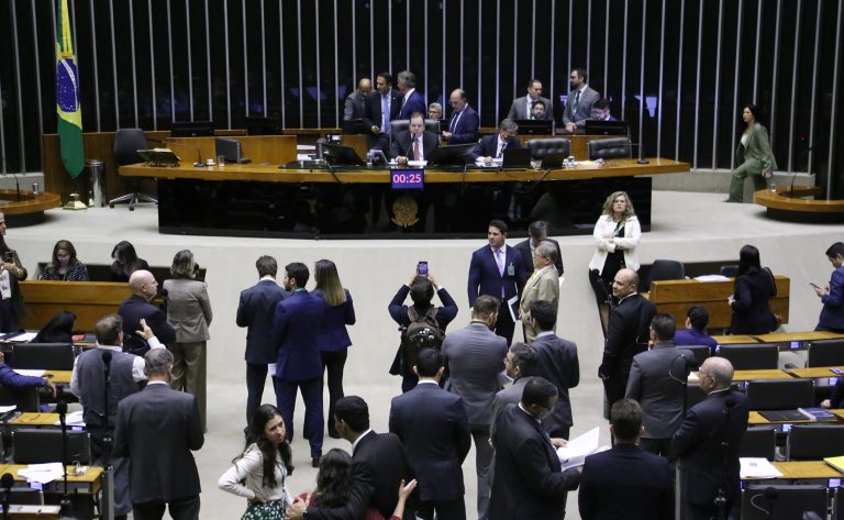 Plenário da Câmara dos Deputados reunido durante sessão deliberativa para votação de propostas