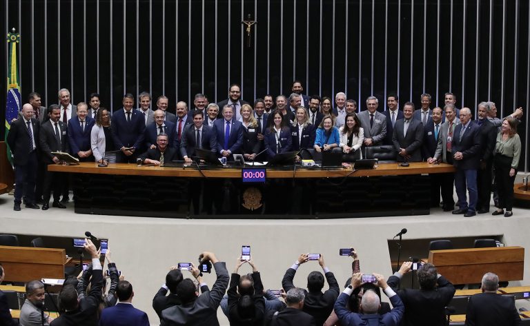 Discussão e Votação de Propostas Legislativas.