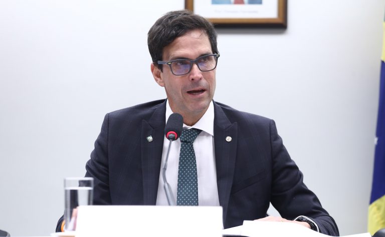 Deputado Luiz Lima (Novo-RJ) fala em comissão da Câmara dos Deputados