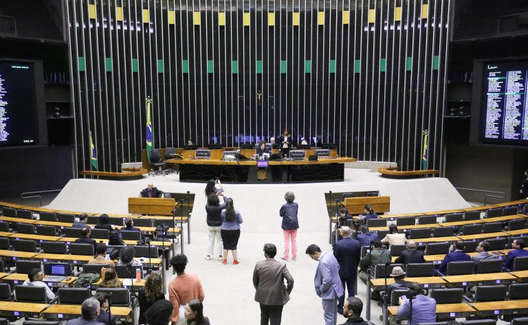 Deputados reunidos no plenário