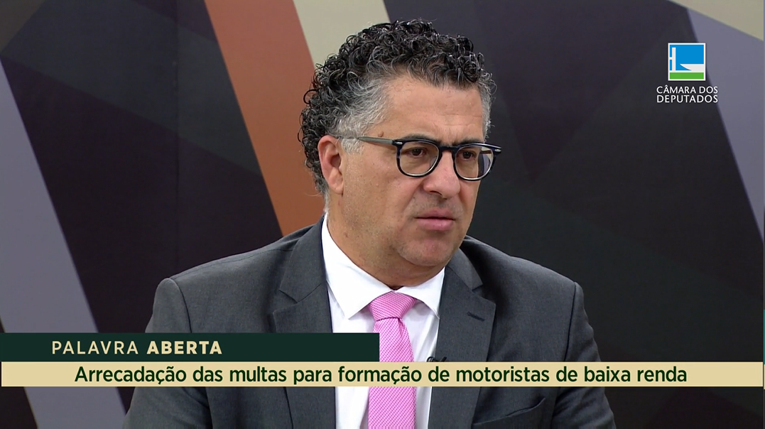 Alencar Santana explica lei que destina arrecadação de multas para formação de motoristas de baixa renda