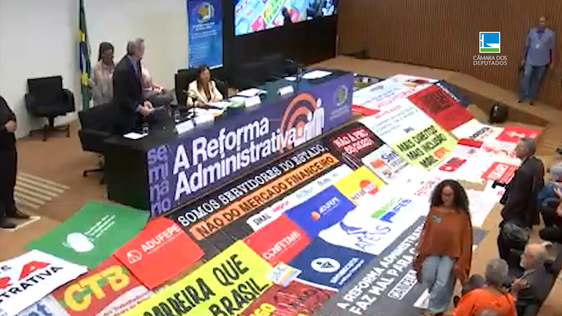 Reforma administrativa: deputados debatem aperfeiçoamento da administração pública