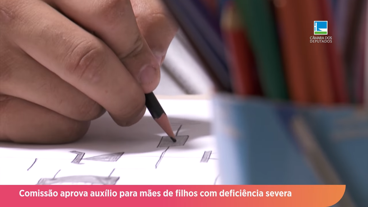 Auxílio para mães de filhos com deficiência severa é aprovado em comissão