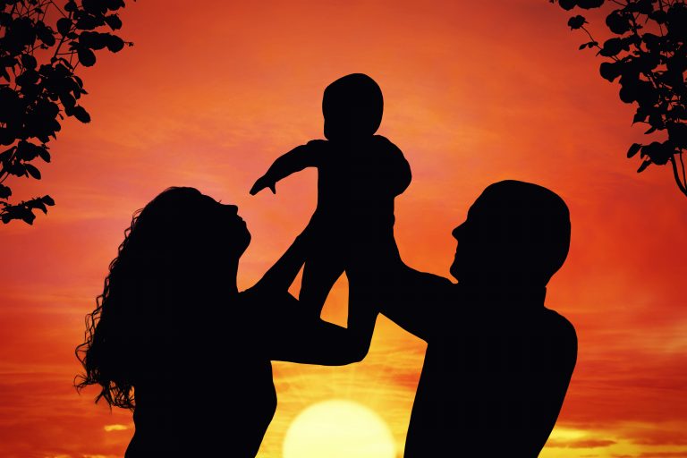 Direitos Humanos - criança - família - parentalidade - pai e mãe com criança