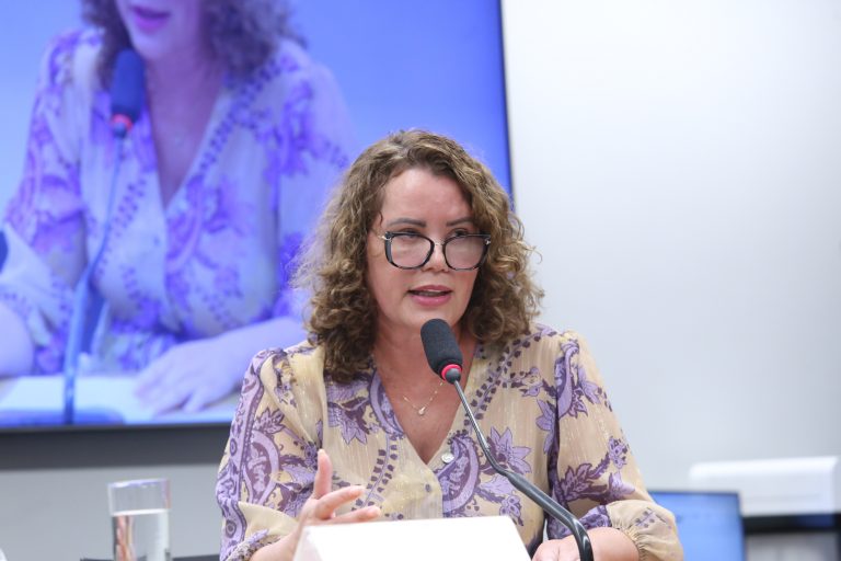 Instalação da comissão e eleição de presidente e vice-presidentes. Dep. Nely Aquino (PODE- MG)