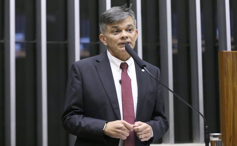 Deputado Dimas Gadelha (PT-RJ) fala no Plenário da Câmara dos Deputados