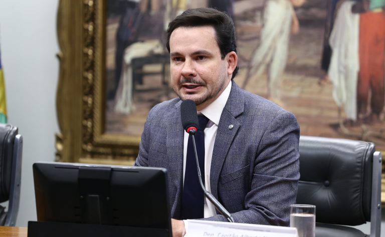 Deputado Capitão Alberto Neto (PL-AM) fala em comissão da Câmara dos Deputados