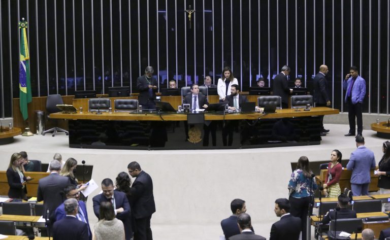Deputados reunidos no plenário