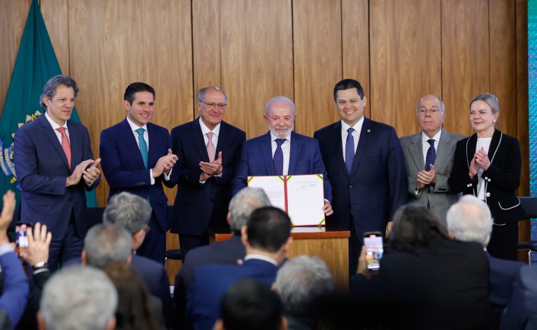 Cerimônia de Assinatura da Medida Provisória Brasil Soberano.