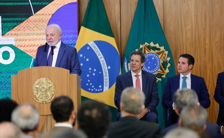 Cerimônia de Assinatura da Medida Provisória Brasil Soberano. Presidente da República do Brasil, Luis Inácio Lula da Silva. Ministro da Fazenda, Fernando Haddad; Presidente da Câmara dos Deputados, Hugo Motta (REPUBLICANOS - PB).