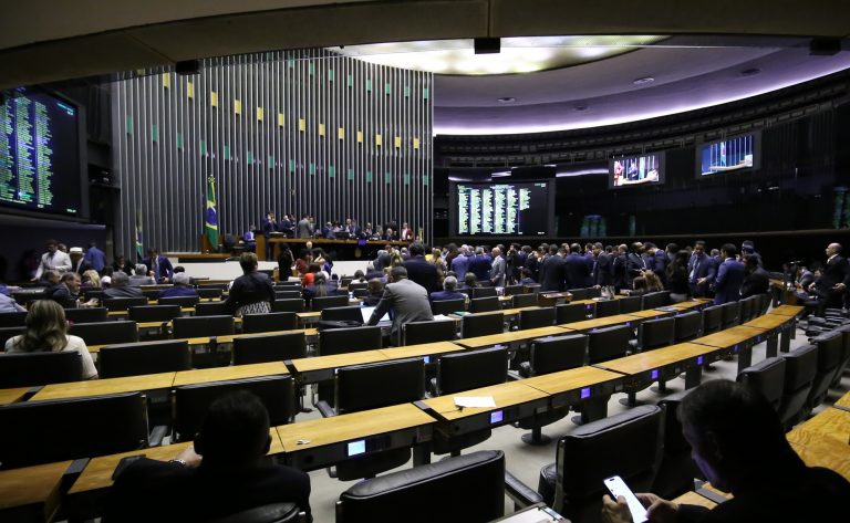 Discussão e votação de propostas legislativas.