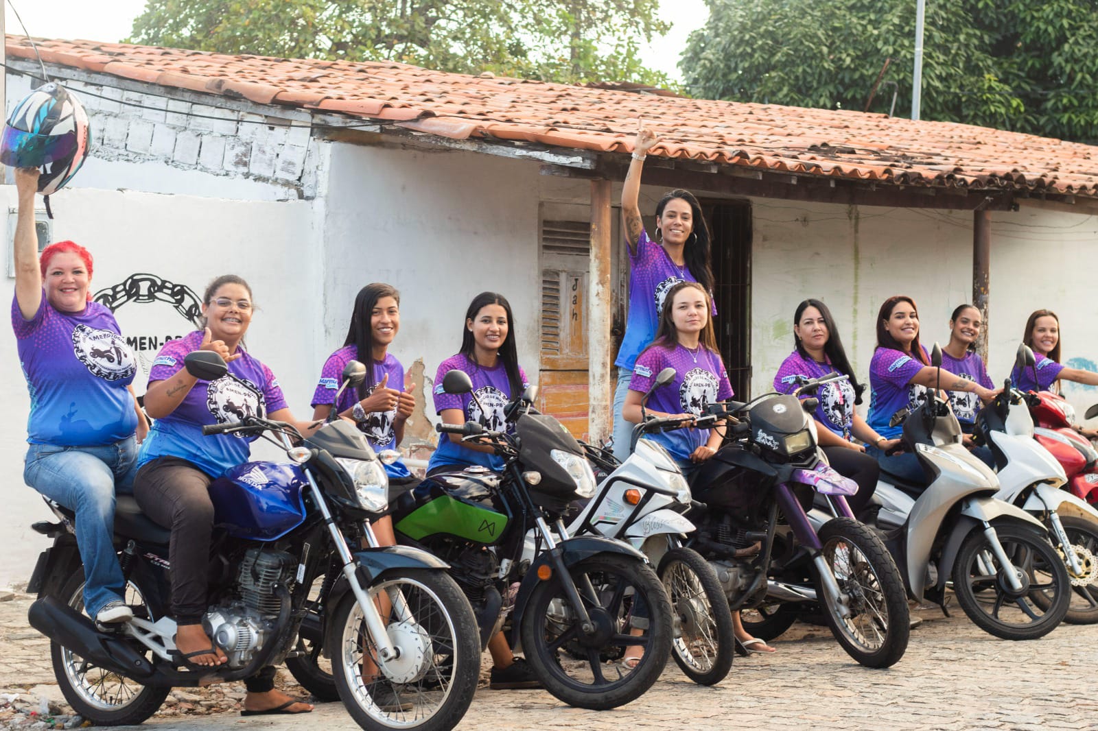 Mulheres que trabalham sobre duas rodas