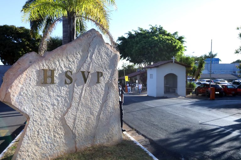 Vista da entrada de um hospital