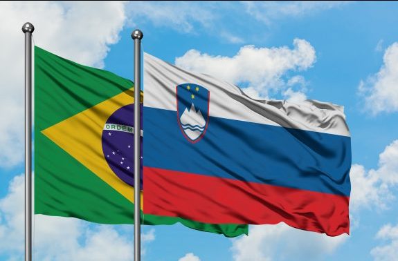 Bandeiras do Brasil e da Eslovênia