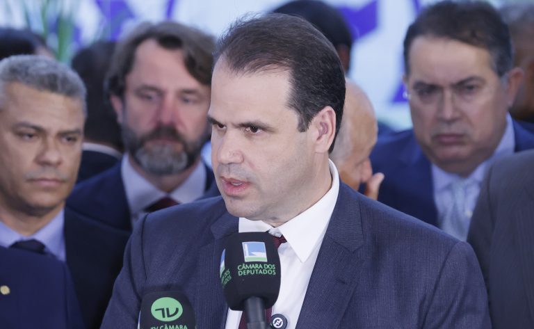 Deputado Aureo Ribeiro fala ao microfone