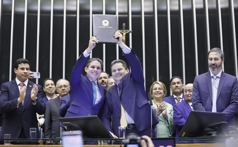 Promulgação da Emenda Constitucional nº 136, de 2025. Presidente da Câmara dos Deputados, Hugo Motta (REPUBLICANOS - PB) e Presidente do Senado Federal, Davi Alcolumbre (UNIÃO - AP)