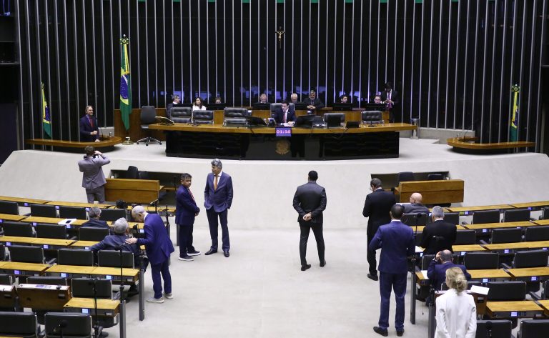 Discussão e votação de propostas.