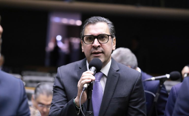 Deputado Isnaldo Bulhões Jr. fala ao microfone