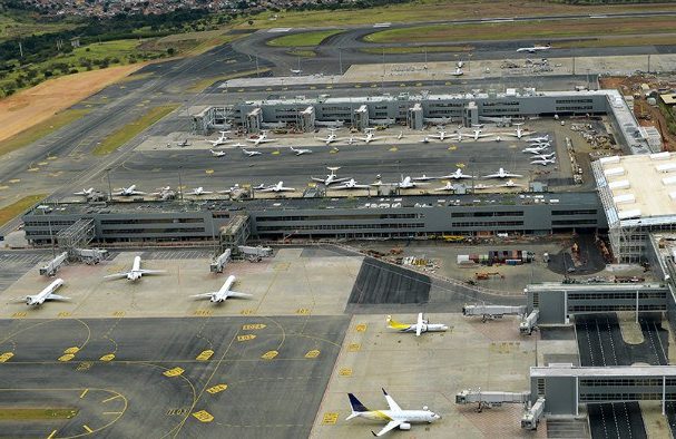 Vista aérea de um aeroporto