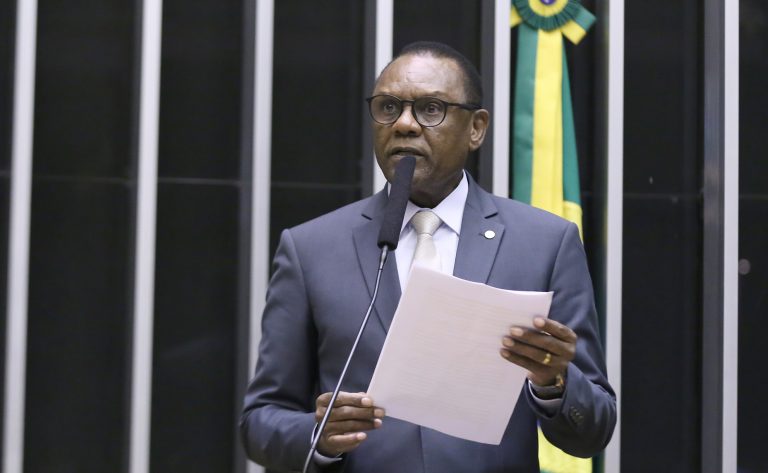 Deputado Ossesio Silva (Republicanos-PE) fala no Plenário da Câmara dos Deputados