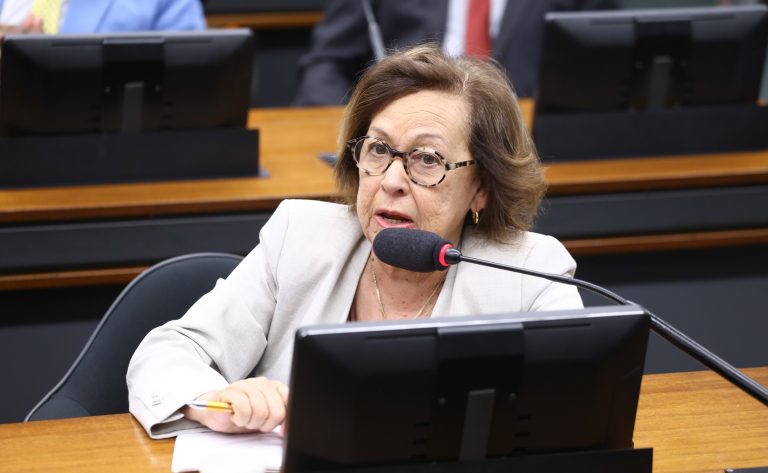Deputada Lídice da Mata (PSB-BA) fala em comissão da Câmara dos Deputados