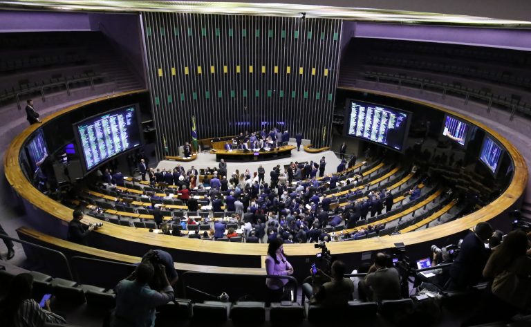 Deputados reunidos no plenário