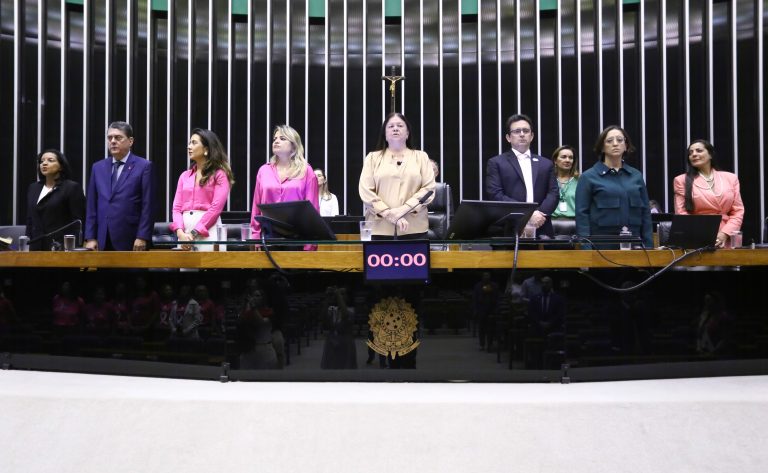 Homenagem à campanha internacional do outubro rosa.