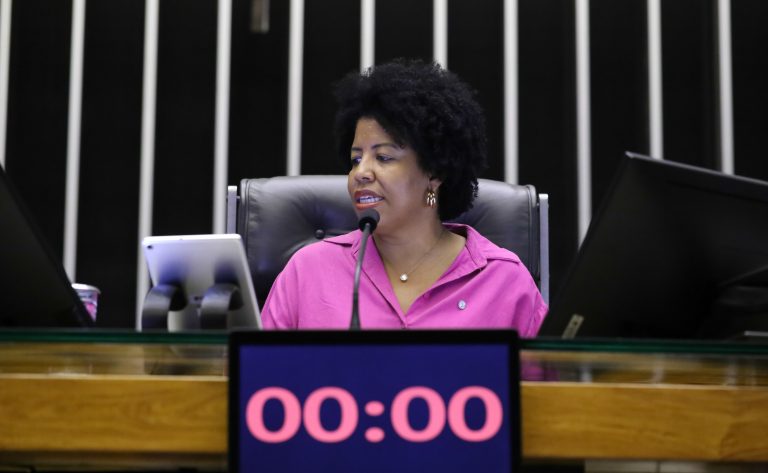 Deputada Jack Rocha fala ao microfone