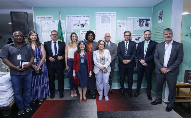 Servidores constituintes são homenageados em solenidade de abertura de exposição na Câmara