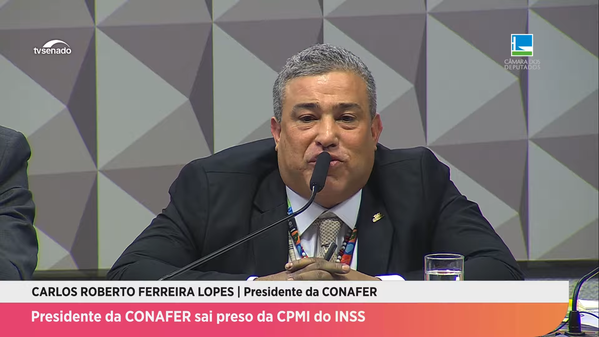 Presidente da Conafer sai preso da CPMI do INSS