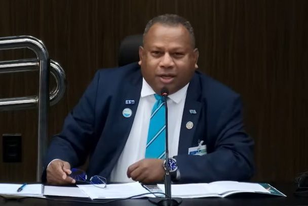 Homem negro fala ao microfone