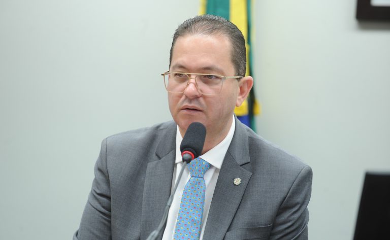Deputado Alex Santana (Republicanos-BA) fala em comissão da Câmara dos Deputados