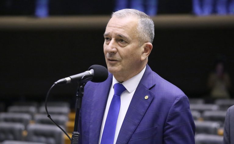 Deputado Bebeto (PP-RJ) fala no Plenário da Câmara dos Deputados