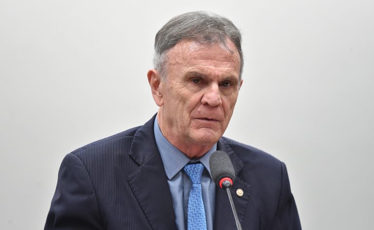 Deputado Toninho Wandscheer fala ao microfone