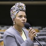 Deputada afirma que falta estrutura organizada para políticas voltadas à juventude; ouça a entrevista