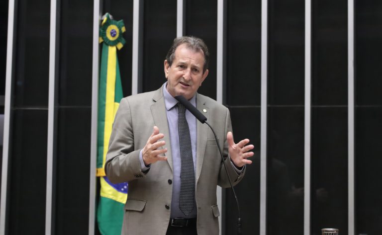 Deputado Nilto Tatto fala ao microfone