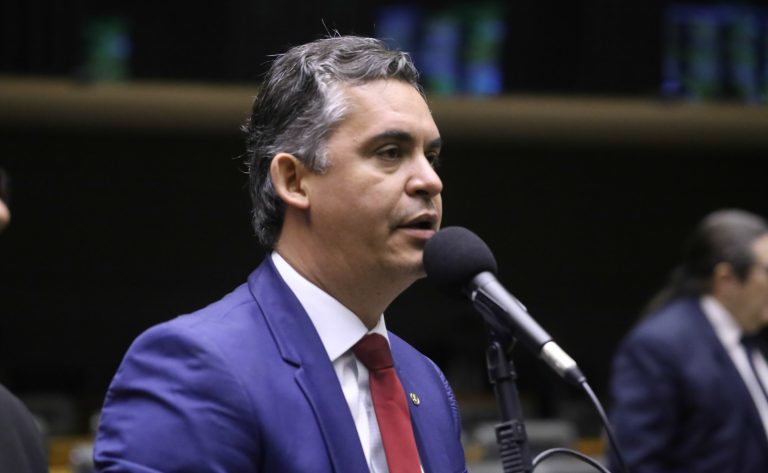 Deputado Gilson Daniel fala ao microfone