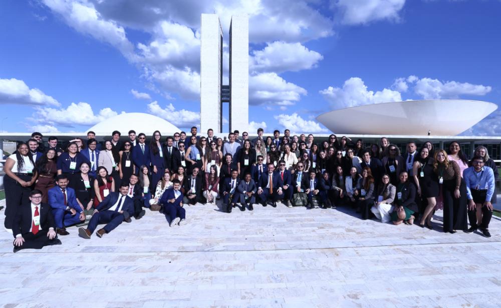 Programa Estágio-Visita proporciona experiência legislativa a universitários de várias partes do país