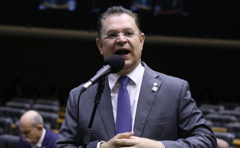 Sóstenes Cavalcante discursa no plenário