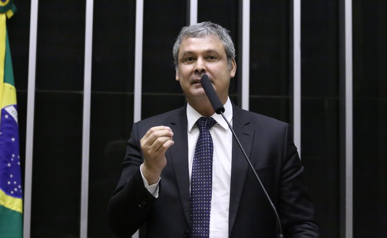 deputado Lindbergh Farias discursa no plenário