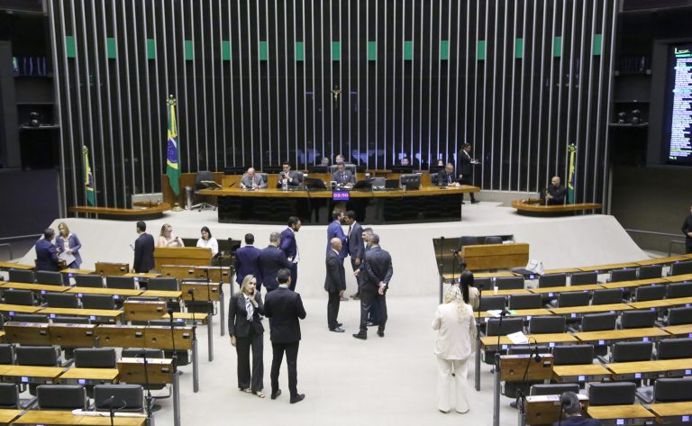 Discussão e votação de propostas legislativas