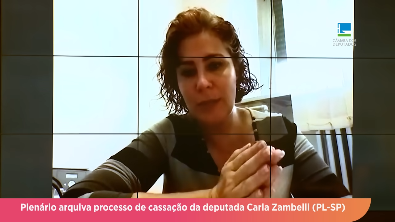 Câmara mantém mandato da deputada Carla Zambelli, por insuficiência de votos