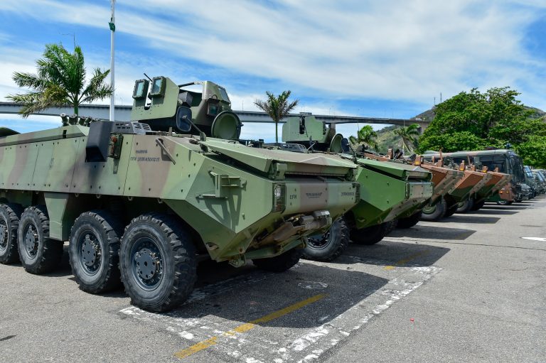 Alguns tanques do Exército Brasileiro