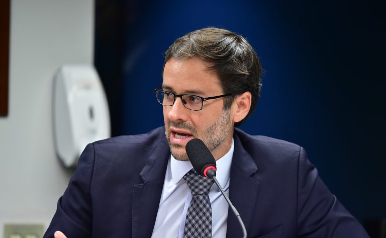 André porto fala durante a audiência pública