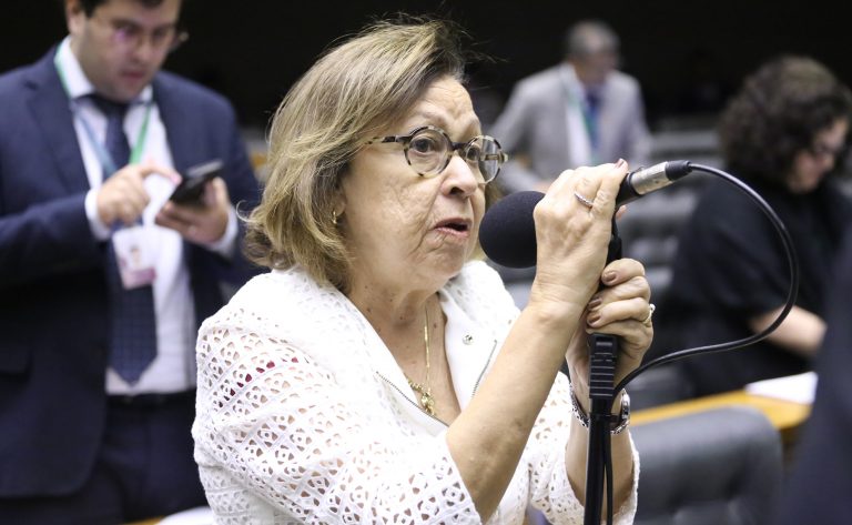 Deputada Lídice da Mata (PSB-BA) fala no Plenário da Câmara dos Deputados