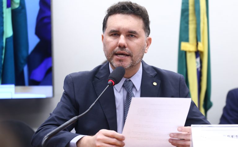 deputado Moses Rodrigues lê seu parecer
