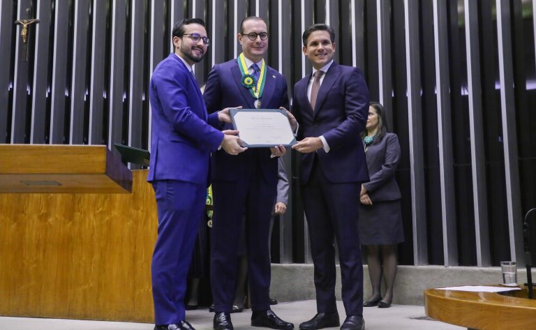 Entrega do Prêmio Mérito Legislativo. Dep. Lula da Fonte (PP - PE). Ministro do Supremo Tribunal Federal, Cristiano Zanin. Presidente da Câmara dos Deputados, Hugo Motta (REPUBLICANOS - PB).